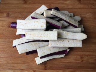 3、肉末茄子煲,茄子洗净切条；