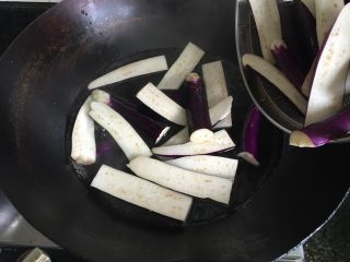 6、肉末茄子煲,倒入茄条，再次煮开后继续煮3-5分钟，捞出放入砂锅；