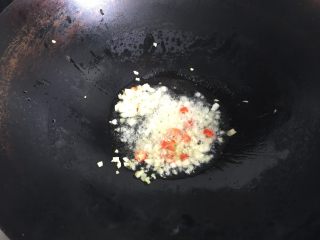 7、肉末茄子煲,热锅冷油，倒入之前切好的生姜、蒜瓣和小米椒，煸炒出香味；