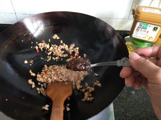 9、肉末茄子煲,加入2勺欣和有机豆瓣酱翻炒均匀，关火；