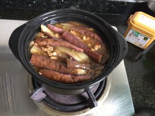 11、肉末茄子煲,拌均匀；