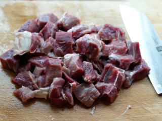 1、番茄牛腩煲,牛腩切自己喜欢的大小