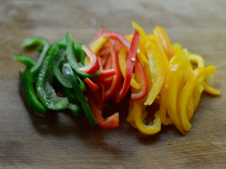 8、番茄牛腩煲,红黄青椒切丝