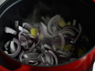 10、番茄牛腩煲,放入洋葱炒制