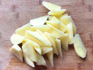 2、火山土豆泥,土豆削皮切成滚刀块