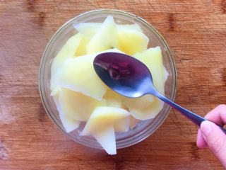 5、火山土豆泥,把煮熟的土豆块黏成泥状