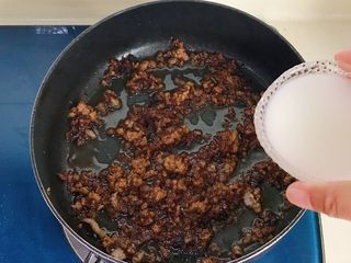 16、火山土豆泥,倒入水淀粉勾个薄芡