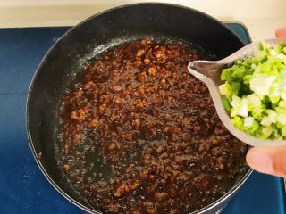 18、火山土豆泥,撒葱花翻炒均匀