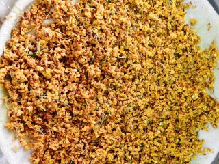 7、桂花蜜,凉水入锅蒸，水开蒸10分钟。