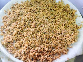 8、桂花蜜,关火后先不揭盖，再闷两分钟。蒸熟后的桂花