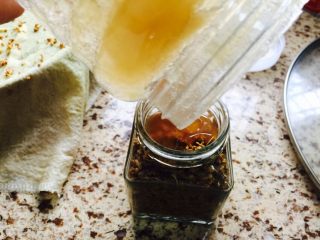 15、桂花蜜,加入蜂蜜，一边加一边拿筷子搅拌均匀