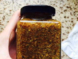 17、桂花蜜,拧紧瓶盖后放入冰箱保鲜柜