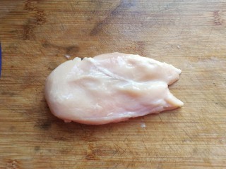 1、香煎土豆鸡胸肉丁,鸡胸肉一块先洗净；
