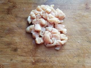 2、香煎土豆鸡胸肉丁,然后切成细丁；