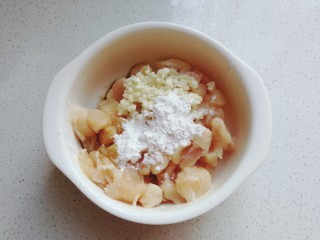 3、香煎土豆鸡胸肉丁,再把鸡肉丁放入碗中，加入少许盐，料酒，生抽，淀粉和蒜末拌均匀腌制20分钟；