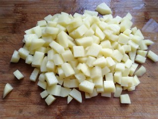 4、香煎土豆鸡胸肉丁,土豆两个洗净去皮，也切成细丁；