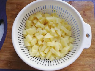 5、香煎土豆鸡胸肉丁,然后用清水冲洗几次，洗去多余淀粉；