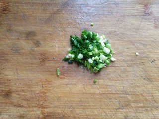 6、香煎土豆鸡胸肉丁,葱少许切末备用；
