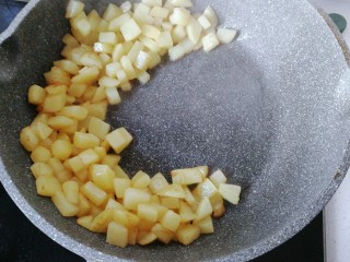 8、香煎土豆鸡胸肉丁,土豆丁煎至微黄后拨向一边；