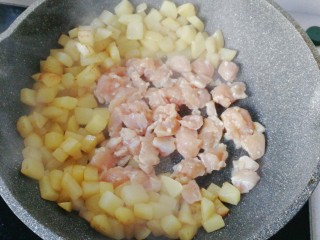 9、香煎土豆鸡胸肉丁,再倒入腌好的鸡丁，小火煎至；