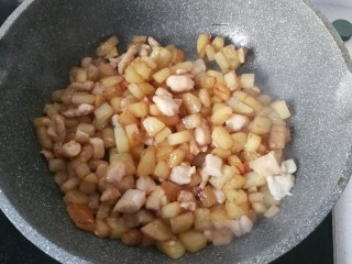 11、香煎土豆鸡胸肉丁,接着调入少许盐和生抽翻炒均匀；