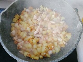 10、香煎土豆鸡胸肉丁,煎至鸡丁变色八分熟时，再与土豆丁一起炒均匀；