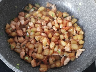 12、香煎土豆鸡胸肉丁,最后调入适量胡椒粉，洒葱花炒均匀即可起锅装盘了。