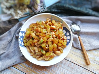 13、香煎土豆鸡胸肉丁,成品！鲜咸美味，好吃又下饭！