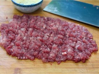 1、香滑肉沫蒸肠粉,猪肉洗净，剁碎