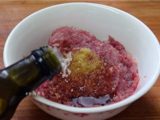 2、香滑肉沫蒸肠粉,调入盐、淀粉、香油