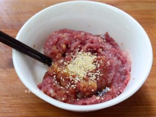 3、香滑肉沫蒸肠粉,倒入炒熟的白芝麻、搅拌均匀，腌制片刻