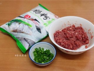 4、香滑肉沫蒸肠粉,小葱洗净切碎