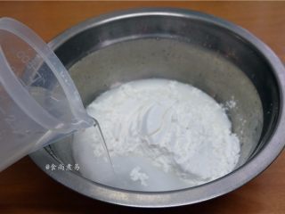 5、香滑肉沫蒸肠粉,100克肠粉倒入盆里，加上250克清水混合