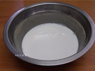 6、香滑肉沫蒸肠粉,搅成均匀的粉浆，静置片刻