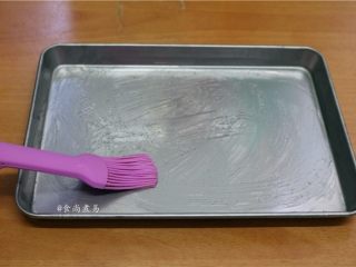 7、香滑肉沫蒸肠粉,蒸盆内涂抹一层食用油