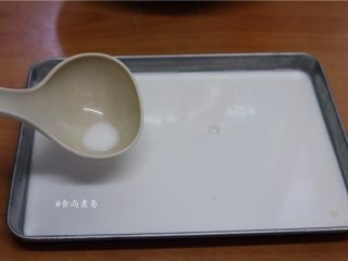 8、香滑肉沫蒸肠粉,倒入一层薄薄的粉浆