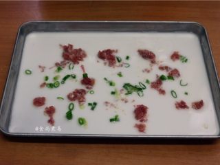 10、香滑肉沫蒸肠粉,均匀加入葱花