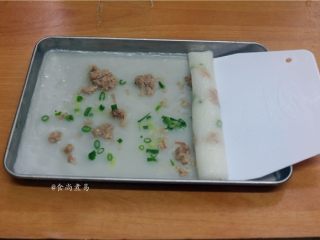 12、香滑肉沫蒸肠粉,取出蒸盆，用刮刀卷起肠粉，装盘