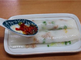 13、香滑肉沫蒸肠粉,浇上调好的酱汁即可食用【酱汁自己随意调制，我调的酱汁简单美味，2汤匙酱油、一汤匙辣椒酱、少许葱花拌匀即成】