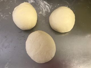 4、香肠汉堡,发好的面再次排气，将揉好的面团分成若干份儿, 每份儿都揉成圆形。