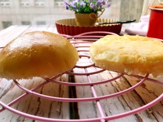 8、香肠汉堡,脱模后每个切成2片。