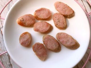 9、香肠汉堡,香肠切片。