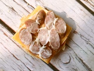 12、香肠汉堡,再抹一层沙拉酱。