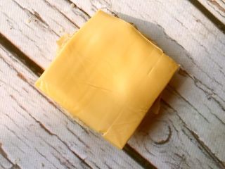 13、香肠汉堡,上面再盖上一层芝士片。