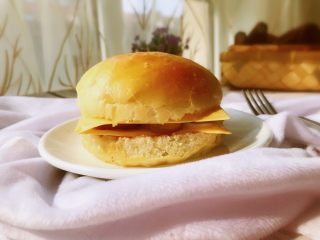 15、香肠汉堡,装盘享用哦。