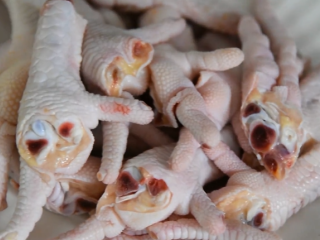 2、茶餐厅的厨师是怎么做豆豉凤爪的？,切成两半后备用