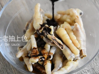 5、茶餐厅的厨师是怎么做豆豉凤爪的？,淋上老抽拌匀上色