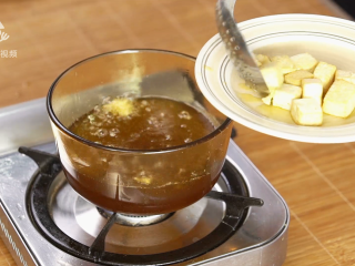 4、深夜食堂里的招牌菜，一道温暖人心的大锅菜,油炸适量豆腐，炸至金黄