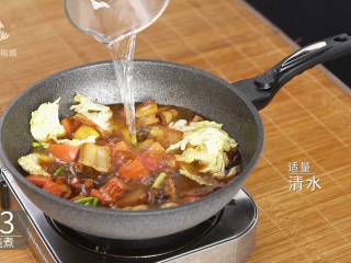 13、深夜食堂里的招牌菜，一道温暖人心的大锅菜,加入适量清水