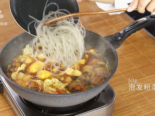 15、深夜食堂里的招牌菜，一道温暖人心的大锅菜, 加入50g泡发粉条